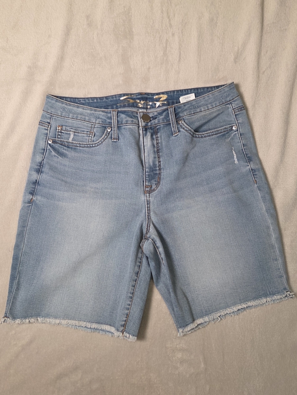 Seven7 Light Wash Denim Sunset Bermuda Shorts Size 14 EUC